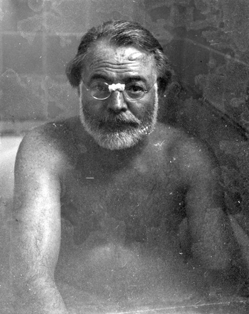 Personaggi famosi fotografati in vasca da bagno - Erest Hemingway