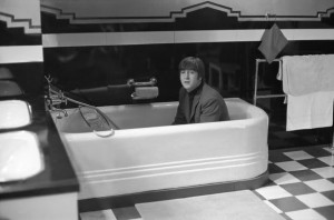 Personaggi famosi fotografati in vasca da bagno - John Lennon