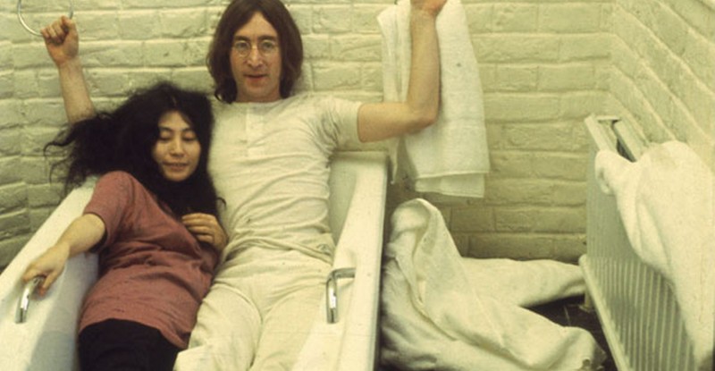 personaggi famosi in vasca da bagno - Yoko Ono e John Lennon