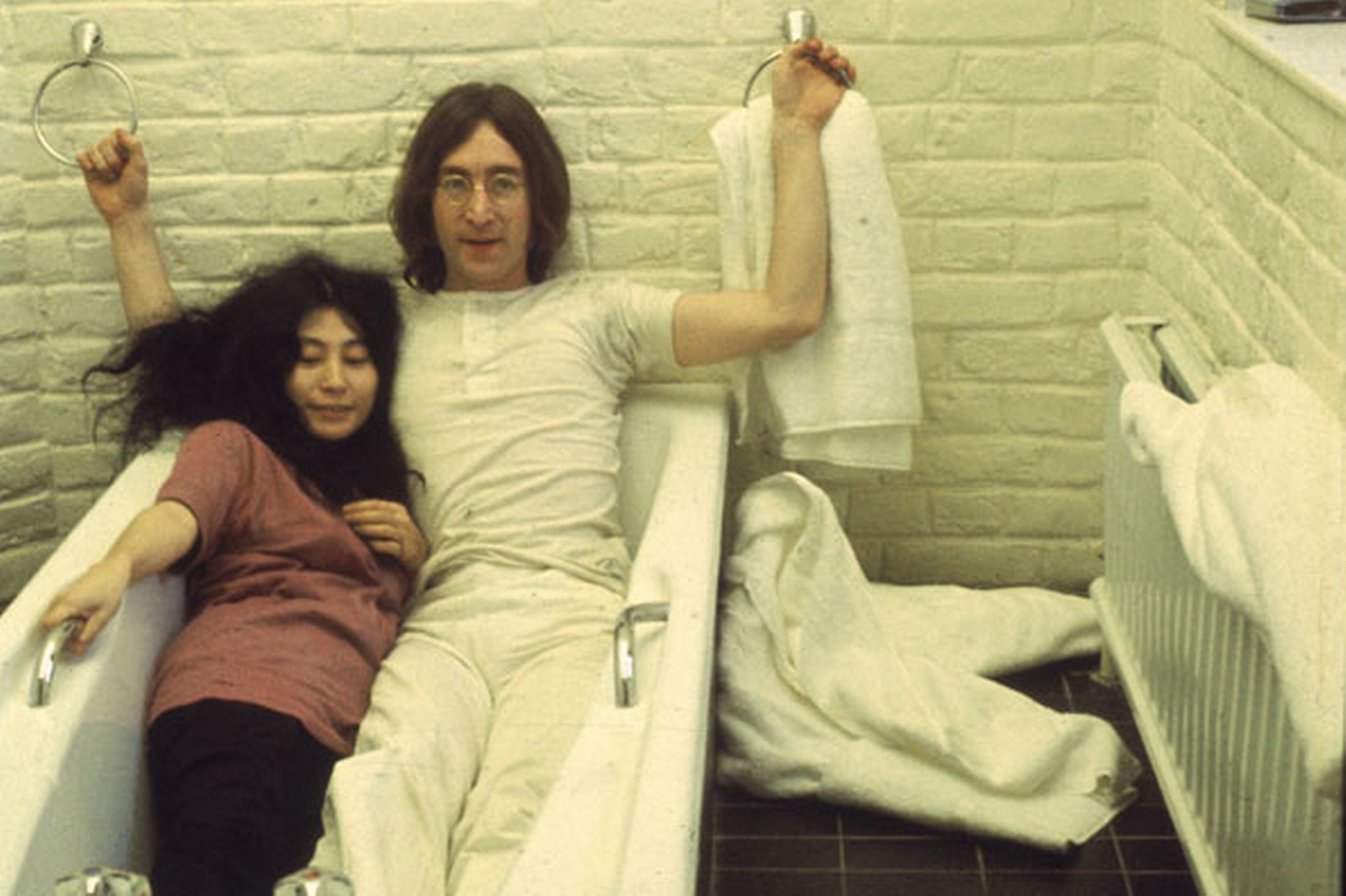 personaggi famosi in vasca da bagno - Yoko Ono e John Lennon